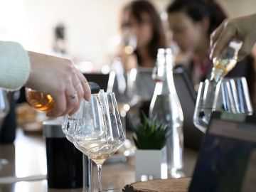 🍷 Dégustation des vins expérimentaux du millésime 2024.
Cette année, nos vins expérimentaux ont été analysés lors de deux sessions clés :
Une dégustation...